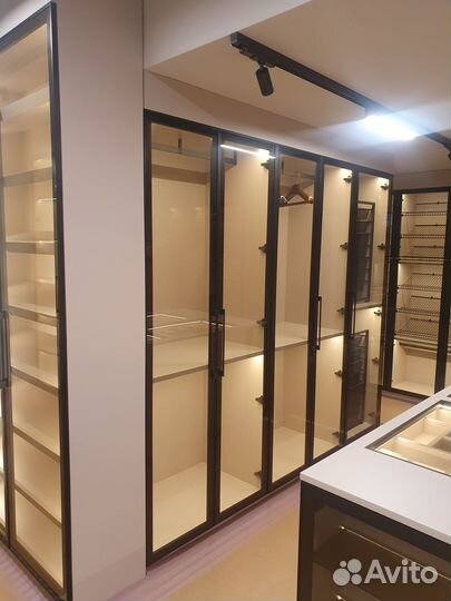 Стеклянный шкаф с подсветкой на заказ