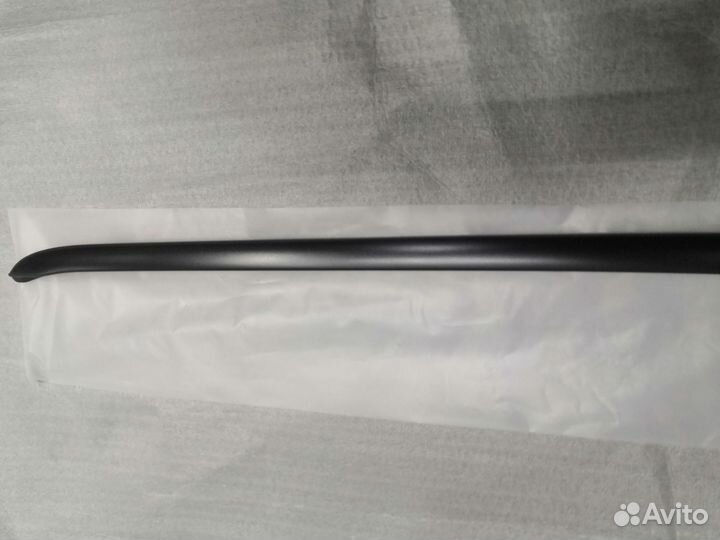 Молдинг лобового стекла Crown 220 правый