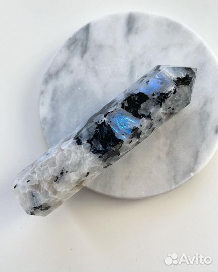 Лунный камень беломорит