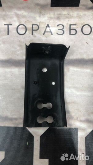 Крепление бампера переднее правое Infiniti Fx50