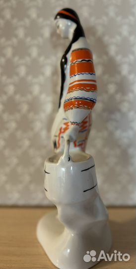 Статуэтка фарфор Девушка с ведром