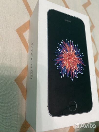 Коробка от iPhone SE
