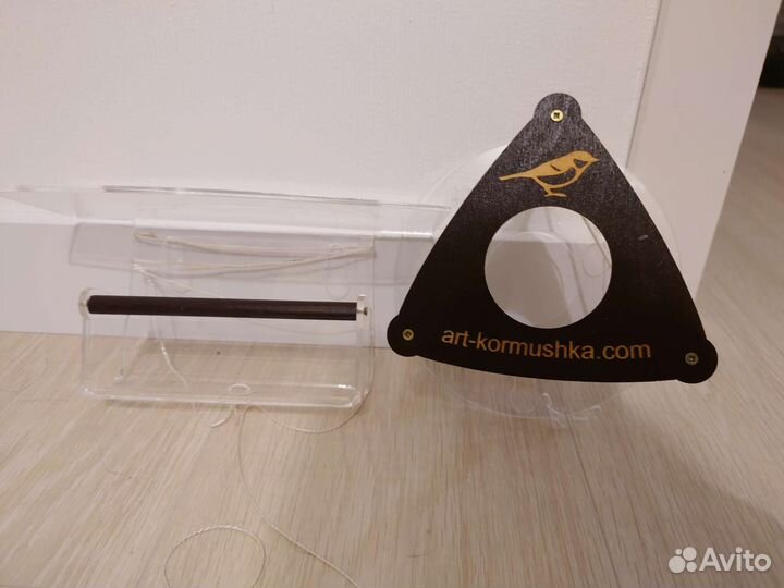 Кормушка и насест для птиц на окно