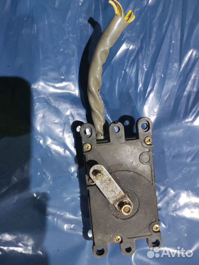 Моторчик заслонки отопителя Mazda 626 мазда