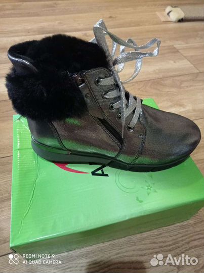 Кроссовки женские