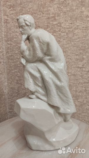 Статуэтка Лермонтов на скале. лфз