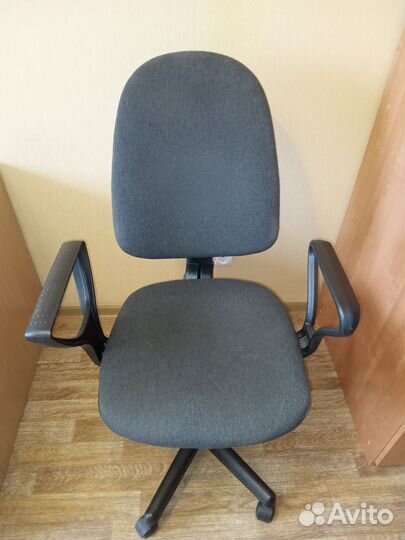 Компьютерное кресло с запасной ручкой