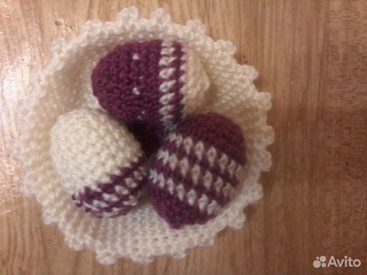 Свяжу блюдечко с пасхальными яйцами