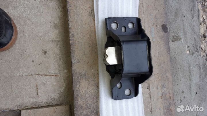 Подушка двигателя