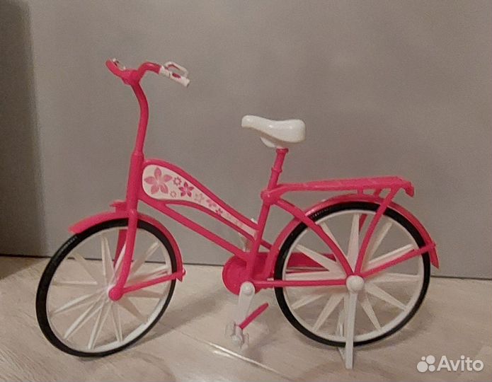 Игрушечные лошади, мопед и велосипед для кукол