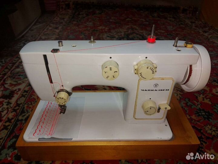 Швейная машина Чайка 142