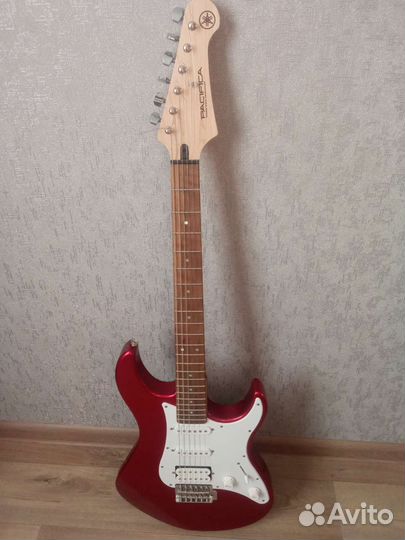 Продаю электрогитару Yamaha Pacifica 012