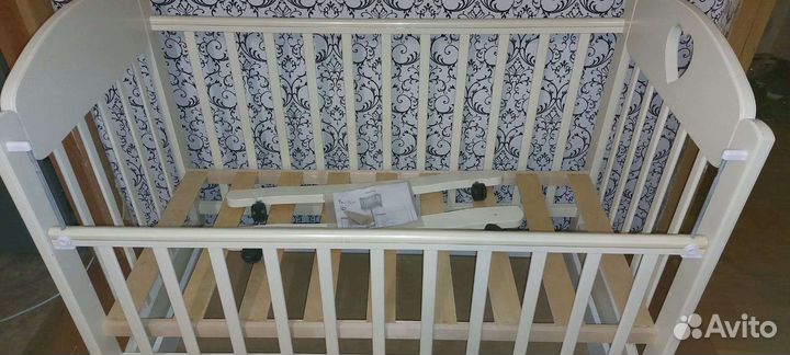 Детская кроватка с маятником