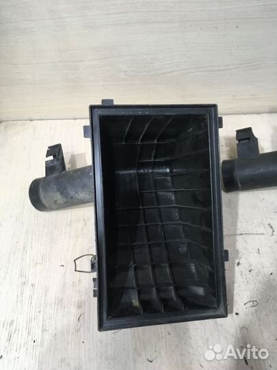 Корпус воздушного фильтра Ауди 100 С4