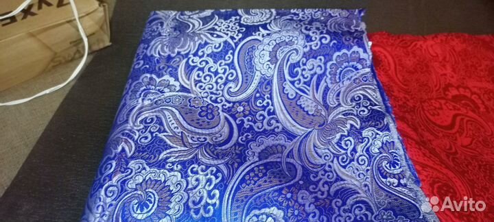 Парча с блестящими атласными узорами