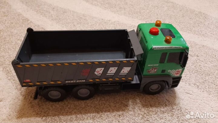 Игрушка самосвал с помповым механизмом