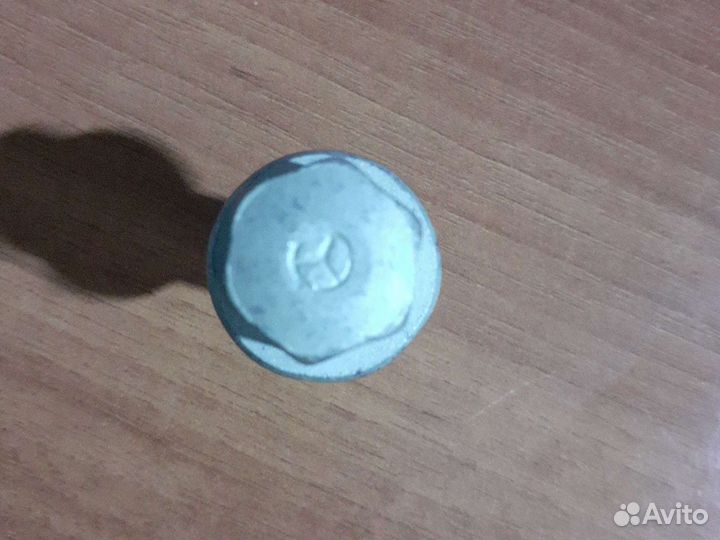 Болт колёсный