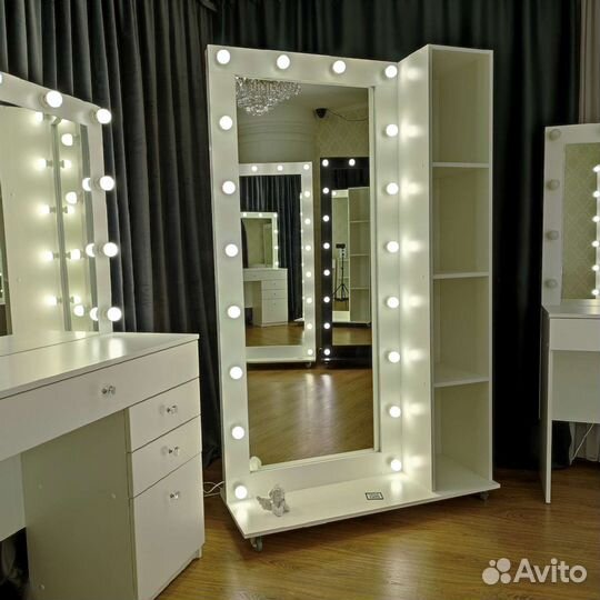 Зеркало на колесиках с полочками