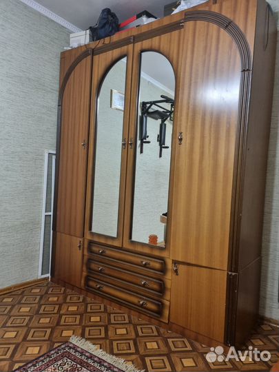 Шкаф с зеркалом