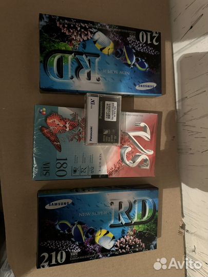 3 кассеты VHS и 1 для видеокамеры новые в пленке