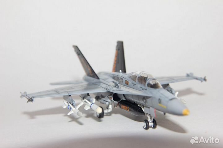 Собранная модель F/A-18D Hornet 1/144 Revell