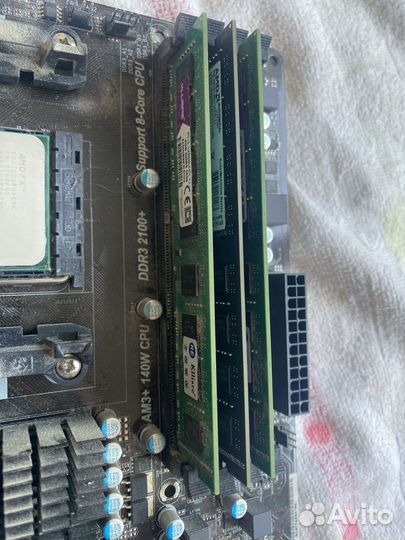 Материнская плата с процессором и памятью