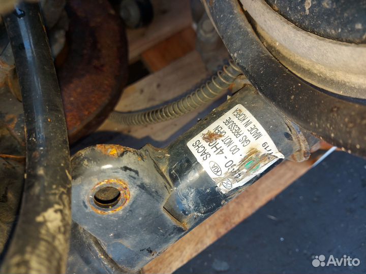 Стойки передние в сборе Hyundai Grand Starex