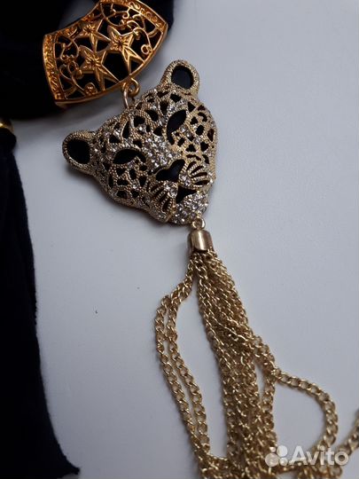 Шарф с подвеской и кисточками