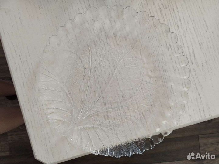 Много посуды, большое блюдо, бокалы, десертницы