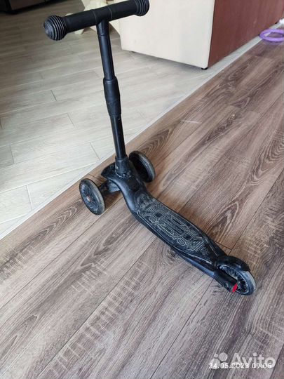 Самокат трёхколёсный