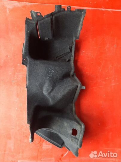 Обшивка багажника правая Toyota Avensis