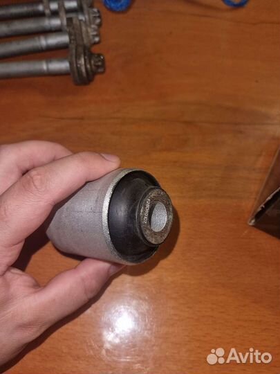 Сайлент блоки + болты передней подвески w 204