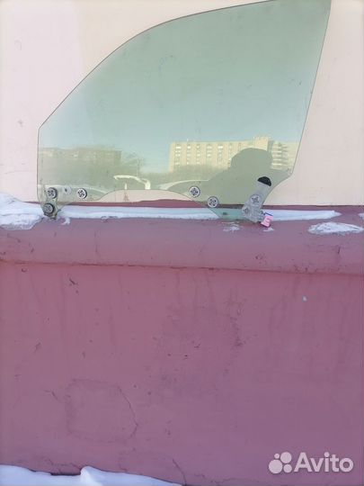 Стекло левое переднее