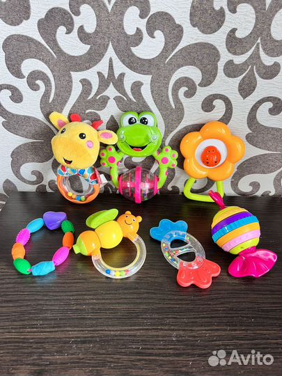 Погремушки, прорезыватели 0+