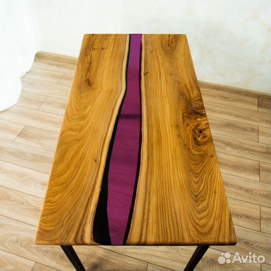 Стол из слэба с розовой смолой