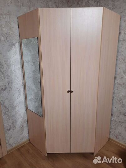 Угловой шкаф с зеркалом