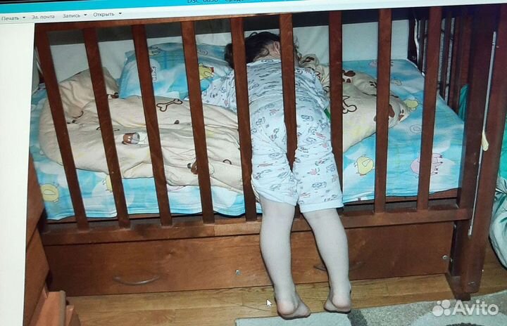 Кроватка детская с маятником