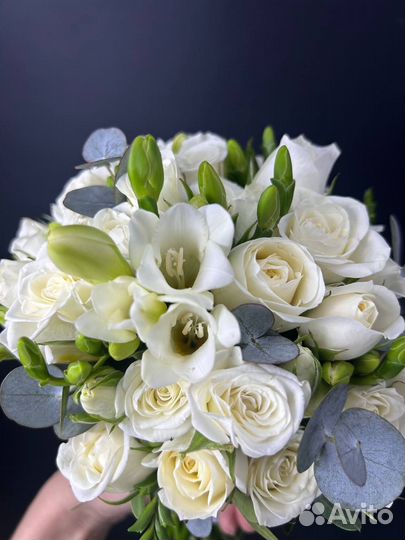 Букет невесты из кустовых роз и фрезий