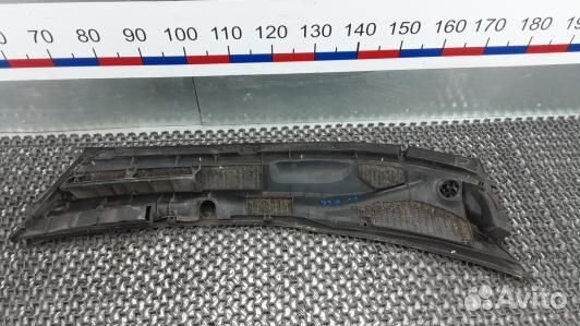 Накладка декоративная (жабо, дождевик) toyota RAV