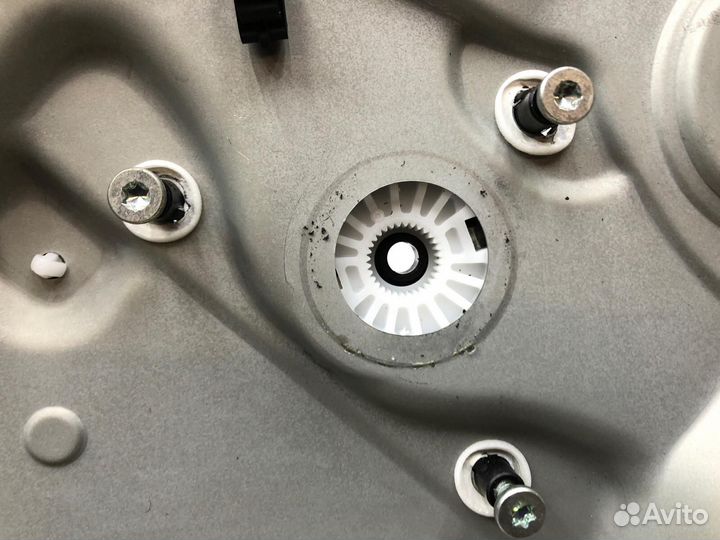 Щит стеклоподъёмника передний левый Skoda Octavia
