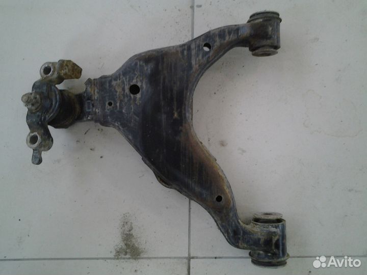 Тойота ленд-крузер рычаг передний правый нижний