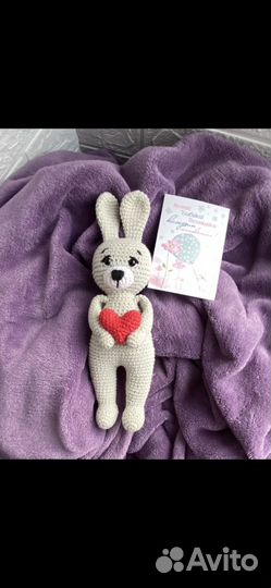 Вязаный зайка крючком с сердечком