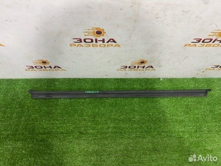 Уплотнитель стекла двери передний правый