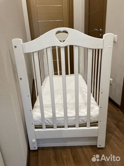 Детская кроватка с поперечным маятником