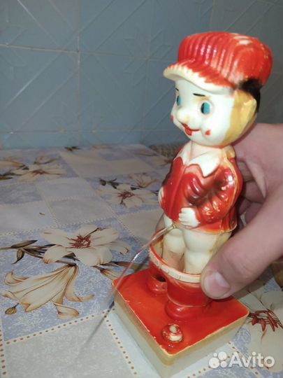 Писающий мальчик игрушка времен СССР