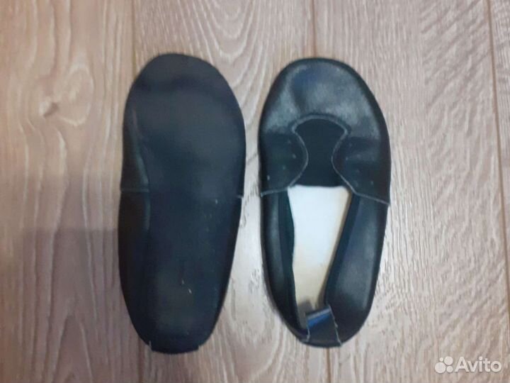 Балетки, чешки и гимнастические купальники, мяч