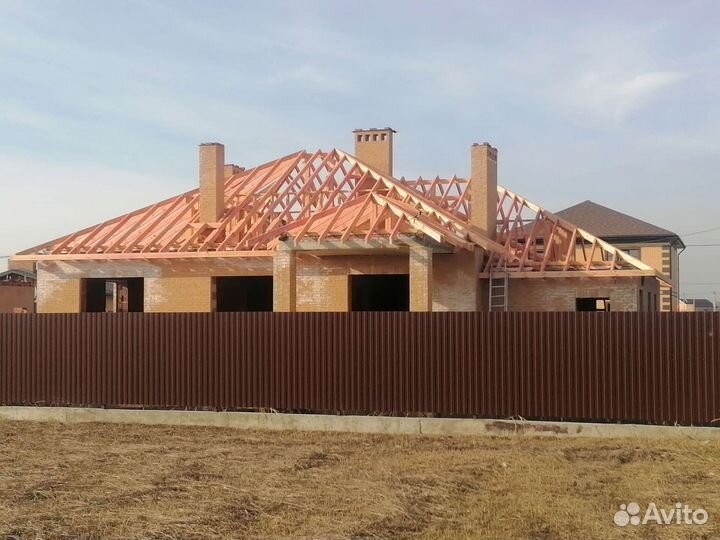 Рабочий в кровельную бригаду
