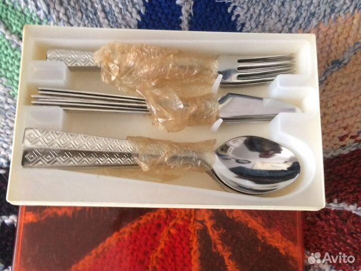 Набор столовых приборов-ложки,вилки,ножи
