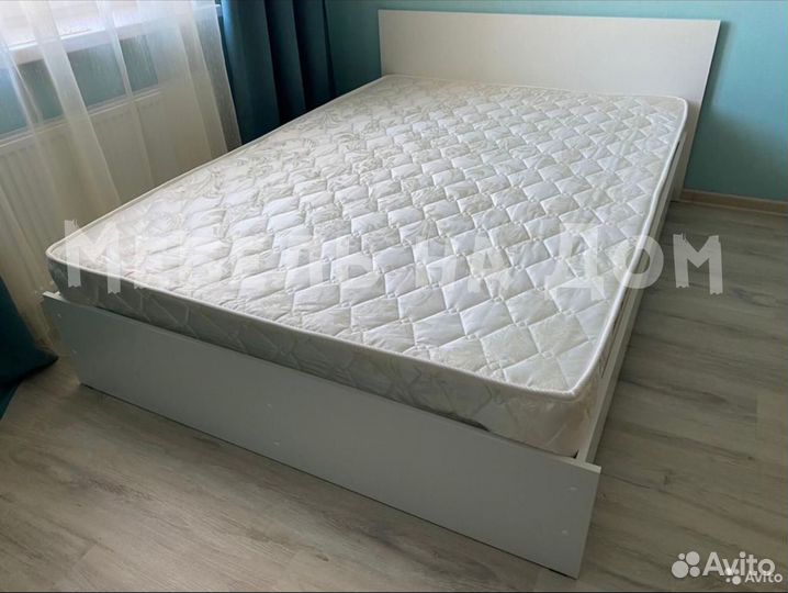 Кровать с матрасом