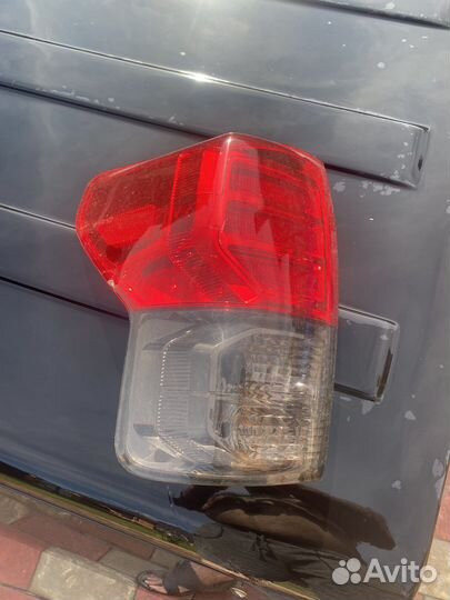 Залний левый фонарь на тойота тундра до 2013 года